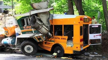 A school bus driver died and 6 others