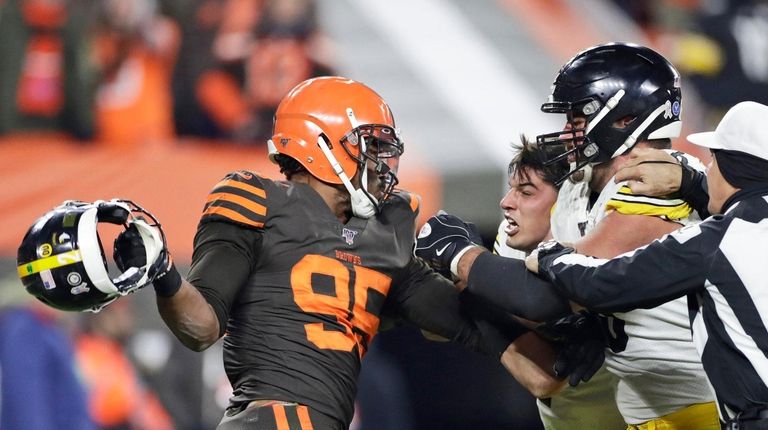 Myles Garrett Hits Mason Rudolph With His Own Helmet As