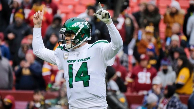 Jets quarterback Sam Darnold celebrates a touchdown against