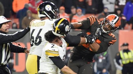Steelers quarterback Mason Rudolph fights with Browns defensive