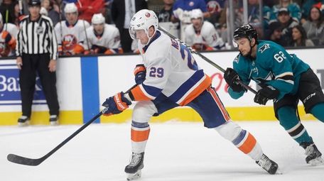 Islanders center Brock Nelson (29) reaches for the