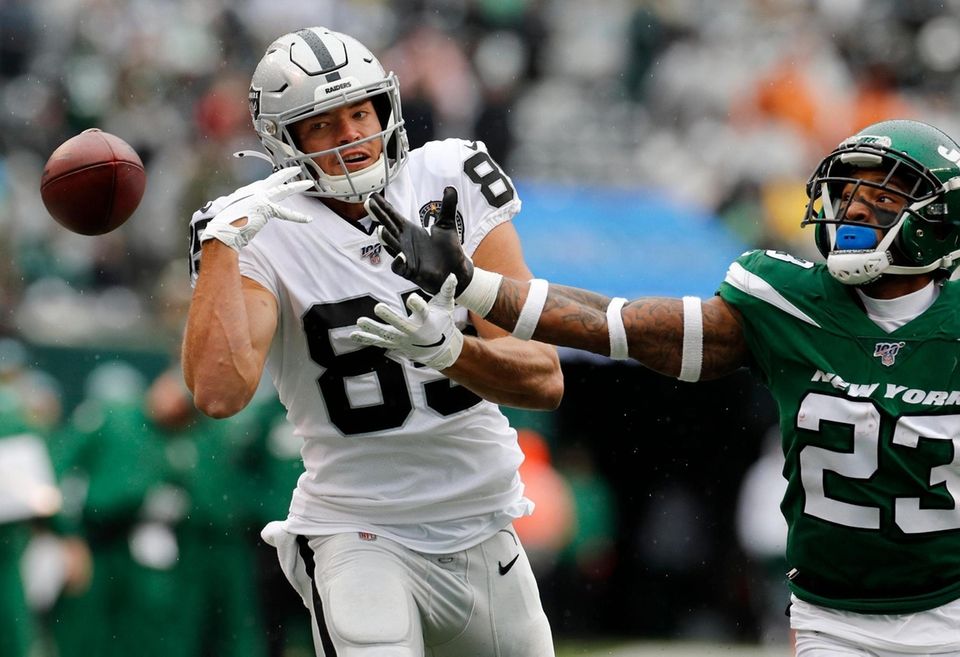 Derek Carrier #85 of the Oakland Raiders can't