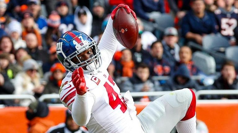 Giants outside linebacker Alec Ogletree intercepts a pass