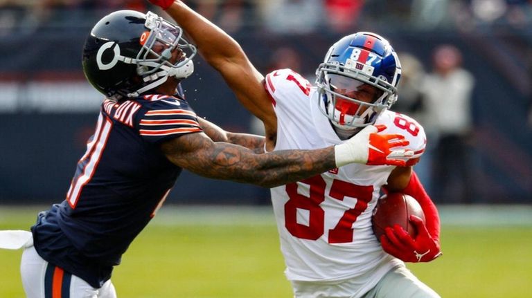 Giants wide receiver Sterling Shepard pushes off Bears