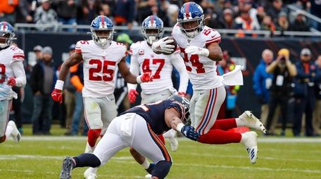 Giants cornerback Julian Love returns an interception 30