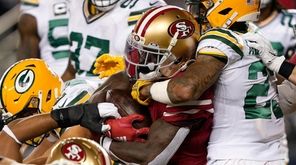 San Francisco 49ers running back Tevin Coleman, center,