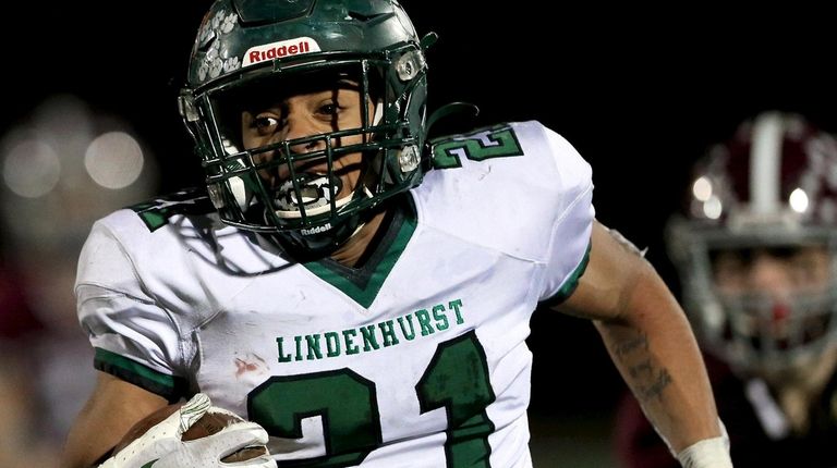 Lindenhurst running back Jaden Barber runs 55 yards