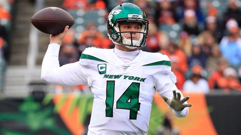 Sam Darnold of the Jets throws a pass