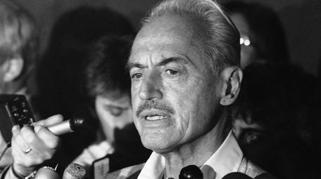 Baseball union leader Marvin Miller speaks to reporters
