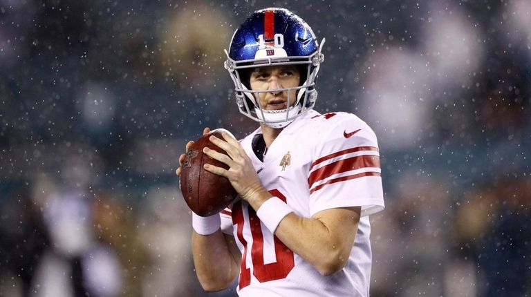 Giants quarterback Eli Manning warms up before a