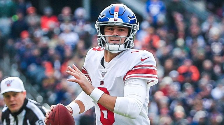 Giants quarterback Daniel Jones scrambles against the Bears