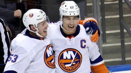 Islanders left wing Anders Lee, right, celebrates with