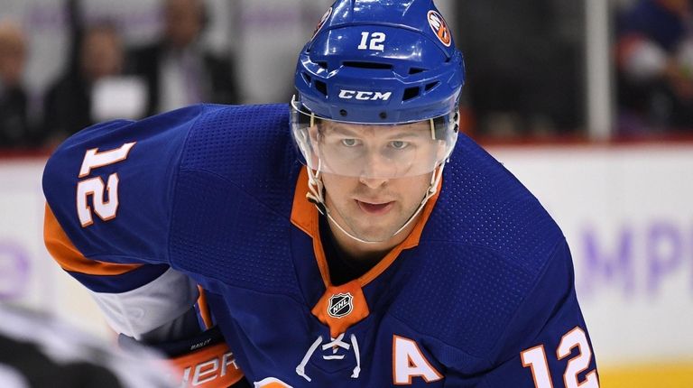 New York Islanders right wing Josh Bailey sets