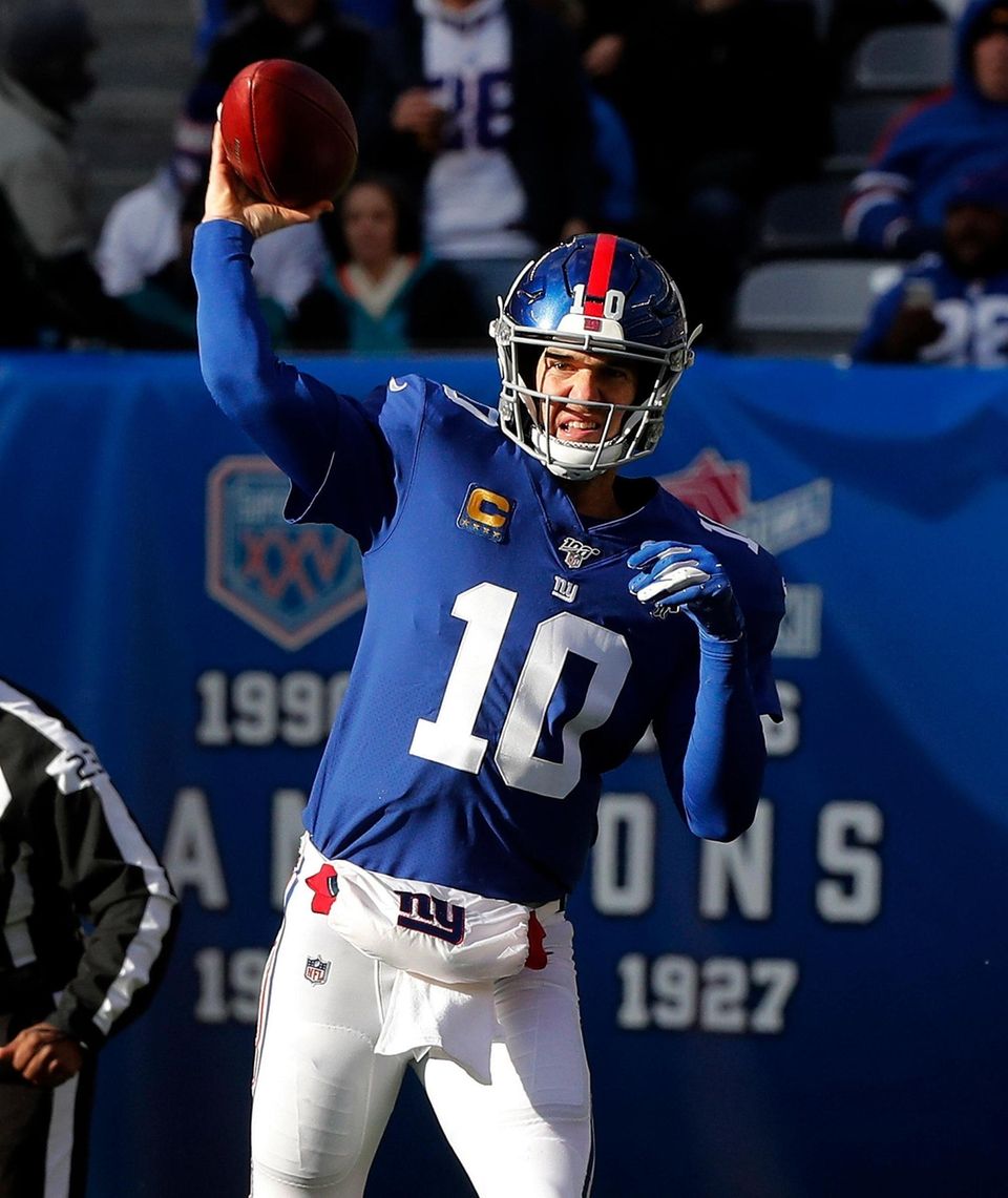 Eli Manning #10 of the New York Giants