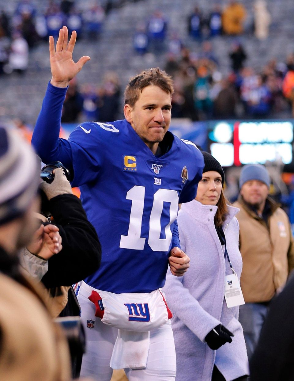 Eli Manning of the Giants waves to the