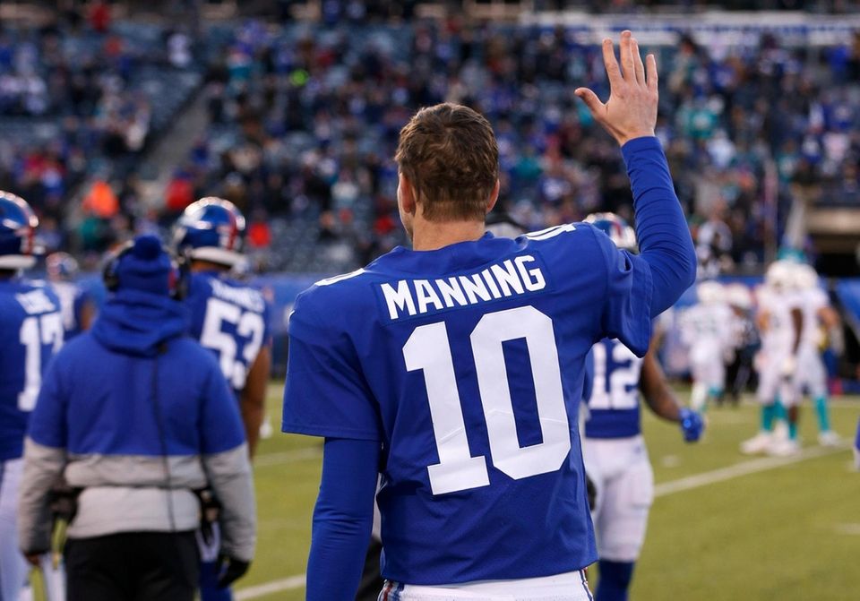 Eli Manning of the Giants waves to the