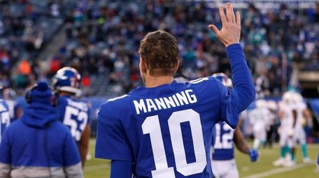 Eli Manning of the Giants waves to the
