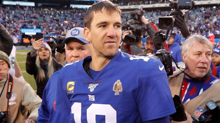 Eli Manning of the New York Giants walks