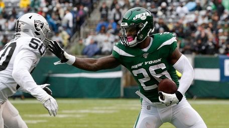 Le'Veon Bell #26 of the Jets runs the