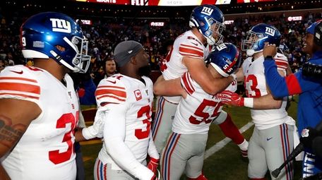 Giants outside linebacker David Mayo lifts tight end