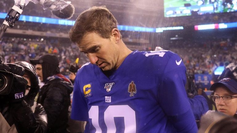 Eli Manning of the Giants walks off the