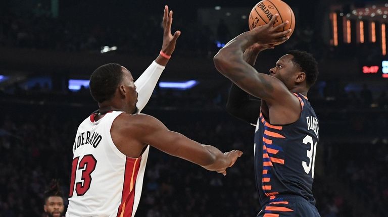 Knicks forward Julius Randle shoots past Heat center