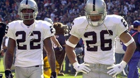 Oakland Raiders' Terrance Shaw and Rod Woodson (26)