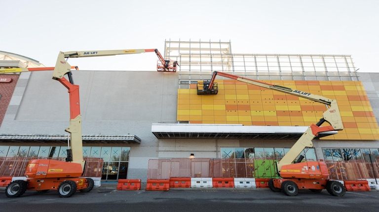 Construction on the facade of the Samanea New