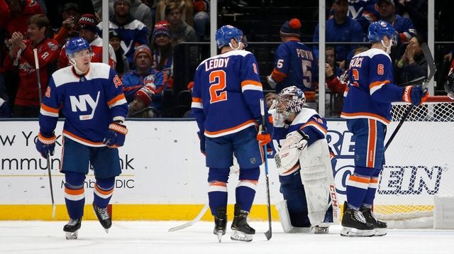 Semyon Varlamov #40, Nick Leddy #2, Casey Cizikas