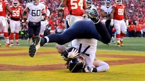 Tennessee Titans' Dennis Kelly (71) catches a touchdown