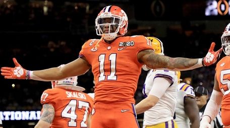 Isaiah Simmons of the Clemson Tigers celebrates a