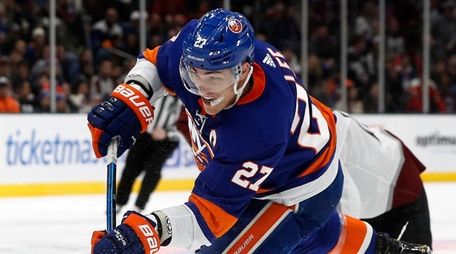Anders Lee of the Islanders shoots the puck