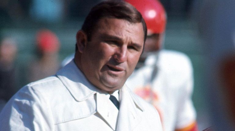 Kansas City Chiefs head coach Hank Stram gives