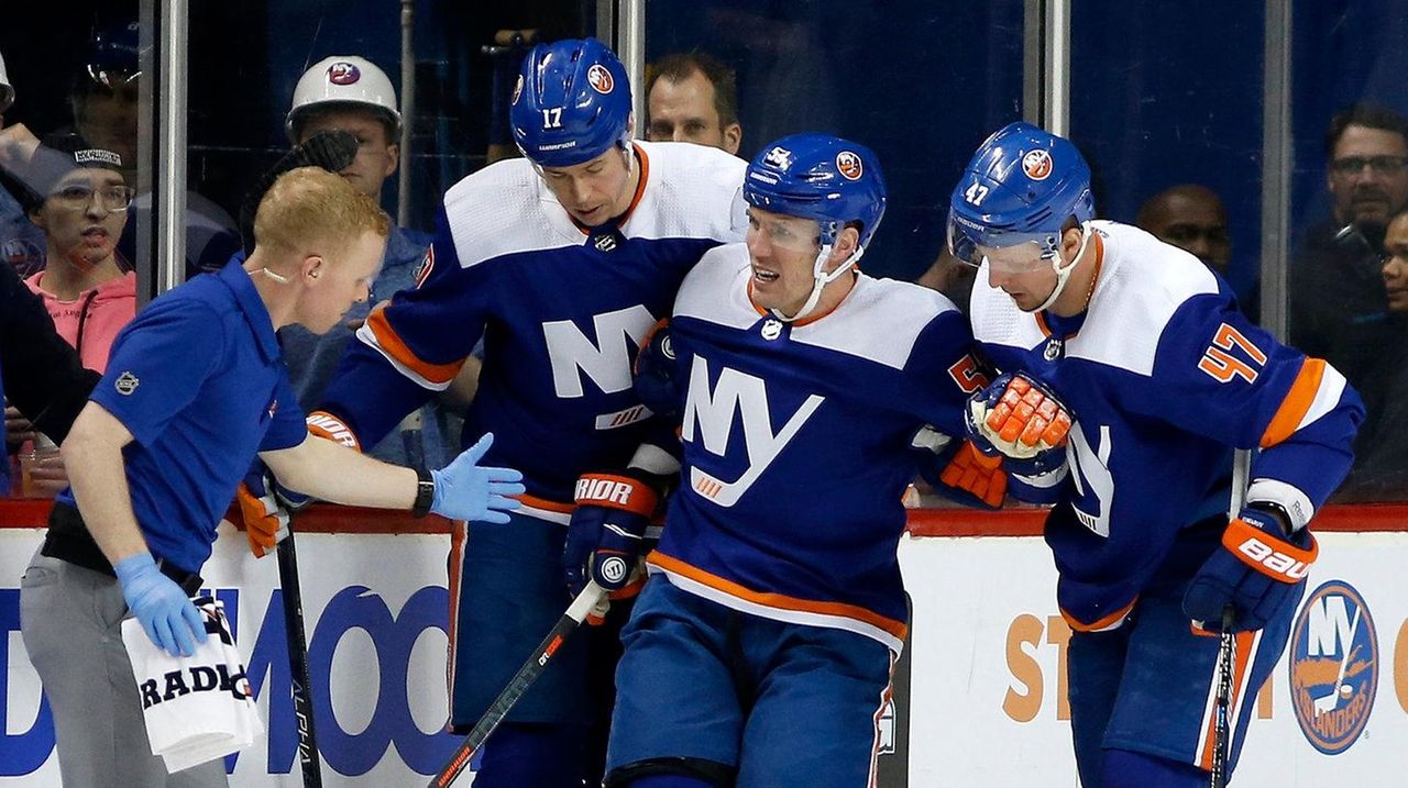 Islanders Defeat Flyers But Lose Casey Cizikas To Injury Newsday