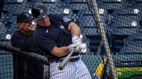 New York Yankees' Erik Kratz taking batting practice
