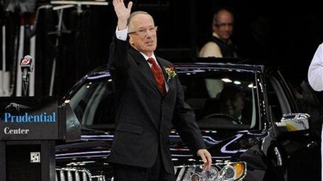Sports commentator Doc Emrick waves to fans as