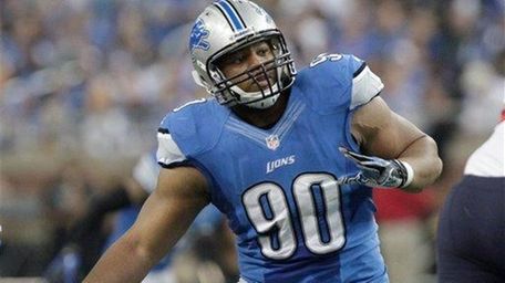 Detroit Lions defensive tackle Ndamukong Suh (90) rushes
