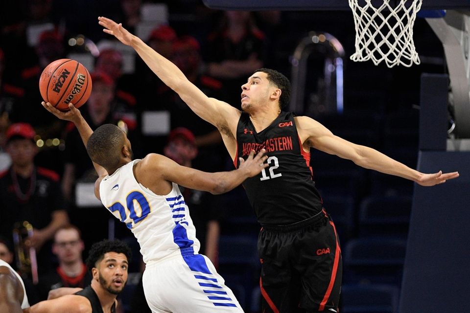 Hofstra guard Jalen Ray (20) goes to the