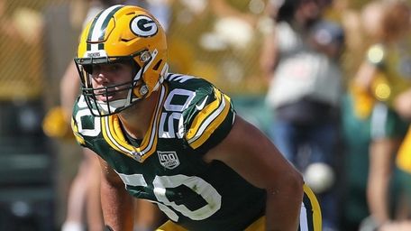 Blake Martinez of the Packers awaits the snap