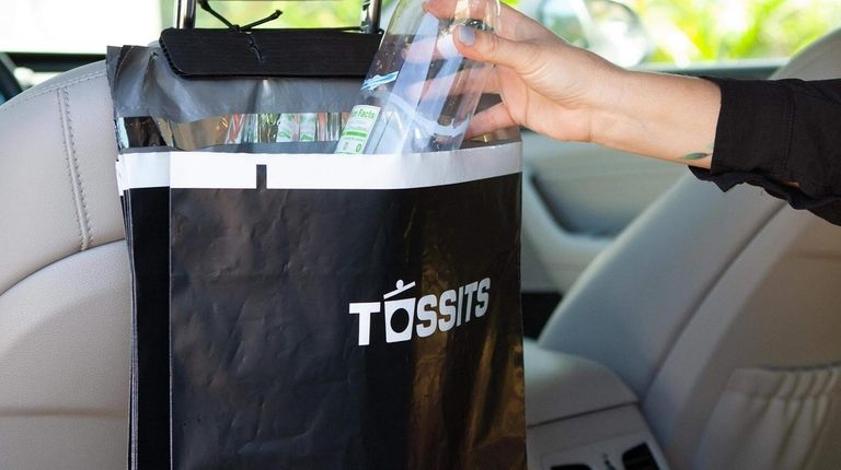 Tossits car garbage bags, which hang behind the