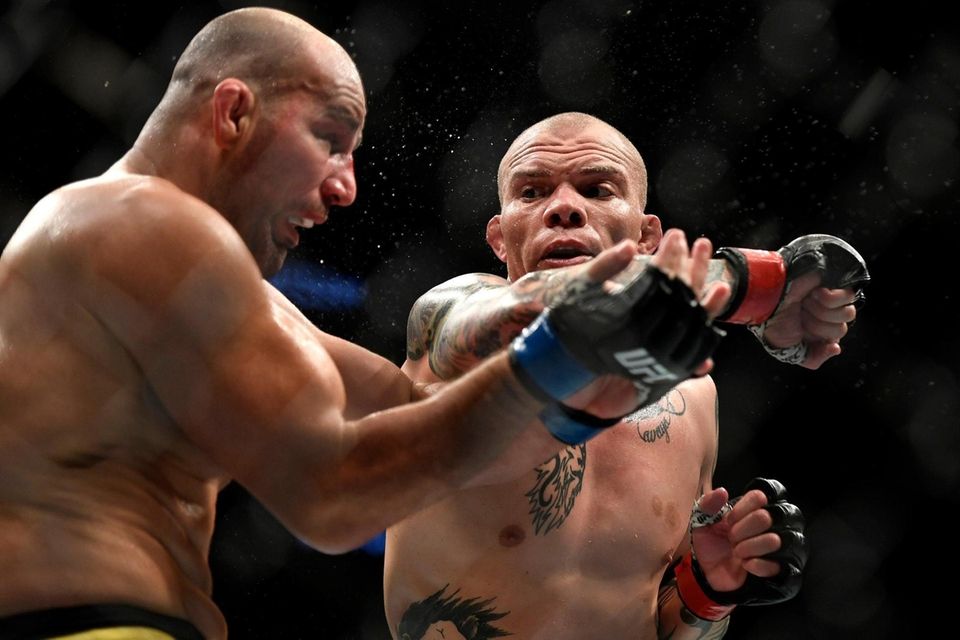 Anthony Smith (R) of the United States fights