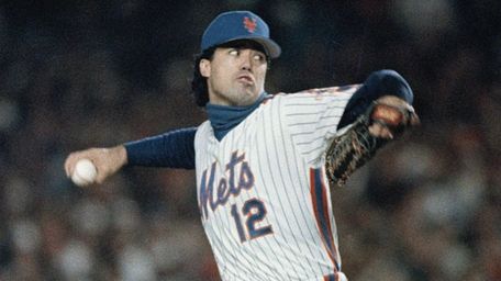Ron Darling pitches in the first inning against