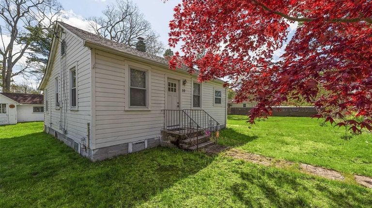 The taxes on the 120x100-foot lot are $4,274.