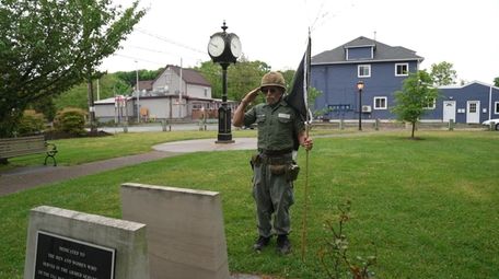 Veteran Walks Medford Memorial Day Parade Route Alone Newsday