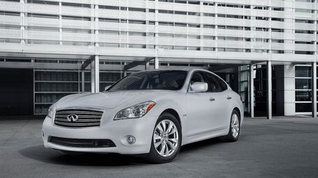 The 2013 Infiniti M35h is so smooth and