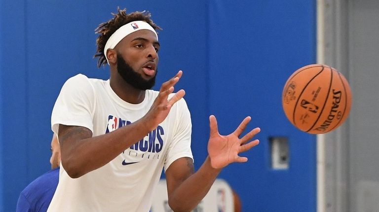 Knicks center Mitchell Robinson reaches for a throw