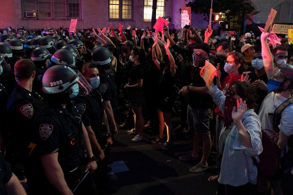 People demanding justice for George Floyd and other