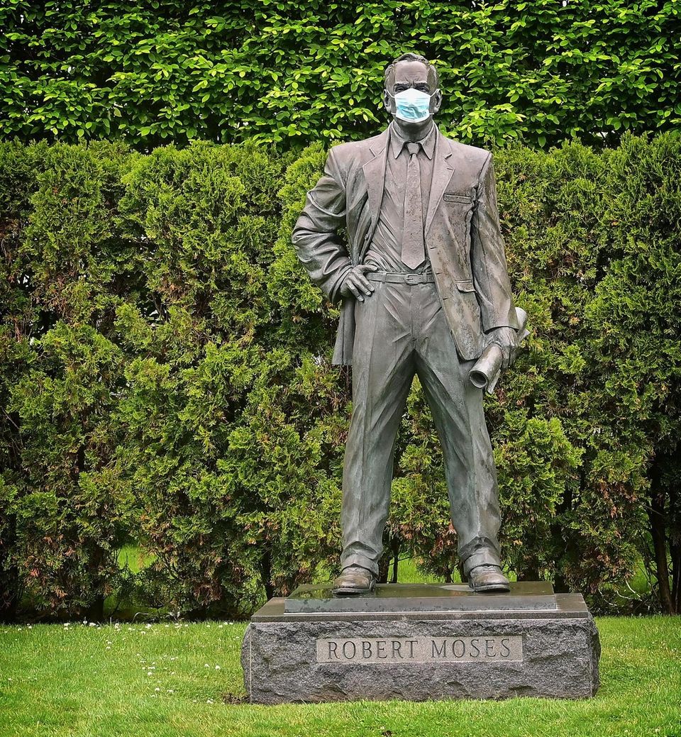Photo of a statue of Long Island "Master