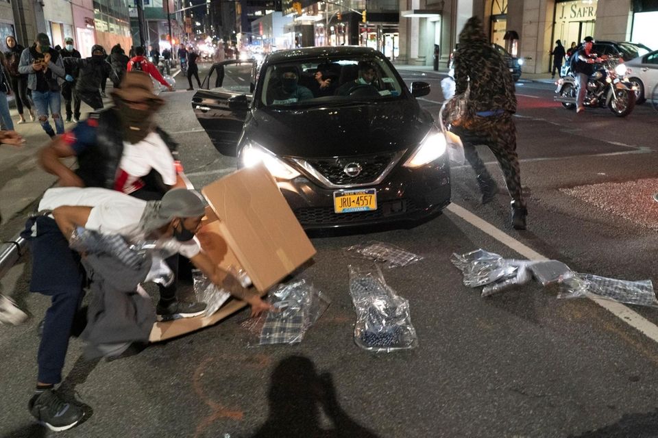 People run with stollen good on Madison Avenue