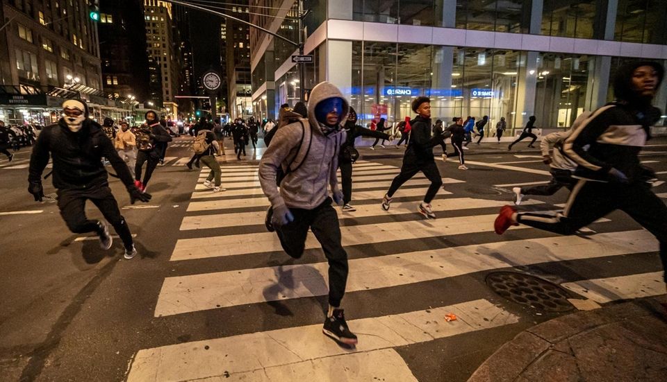 Looters running from the police during the protest